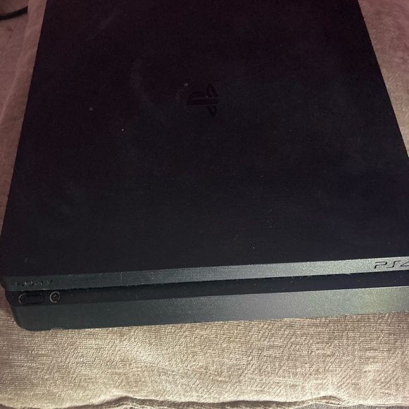 I am selling a used ps4 black. I’m selling it for $40 less then what I got it 4